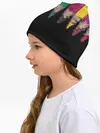Детская шапка / карандаши на черном фоне