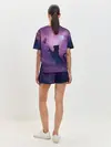 Женская пижама с шортами / Кошка играет с бабочкой