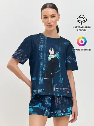 Женская пижама с шортами / Ято на фоне города