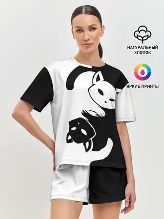 Женская пижама с шортами / Черный и белый кот кувыркаются.