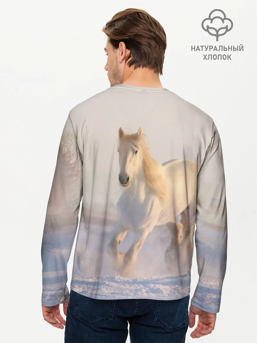 Мужской лонгслив базовый / Белая лошадь на снегу