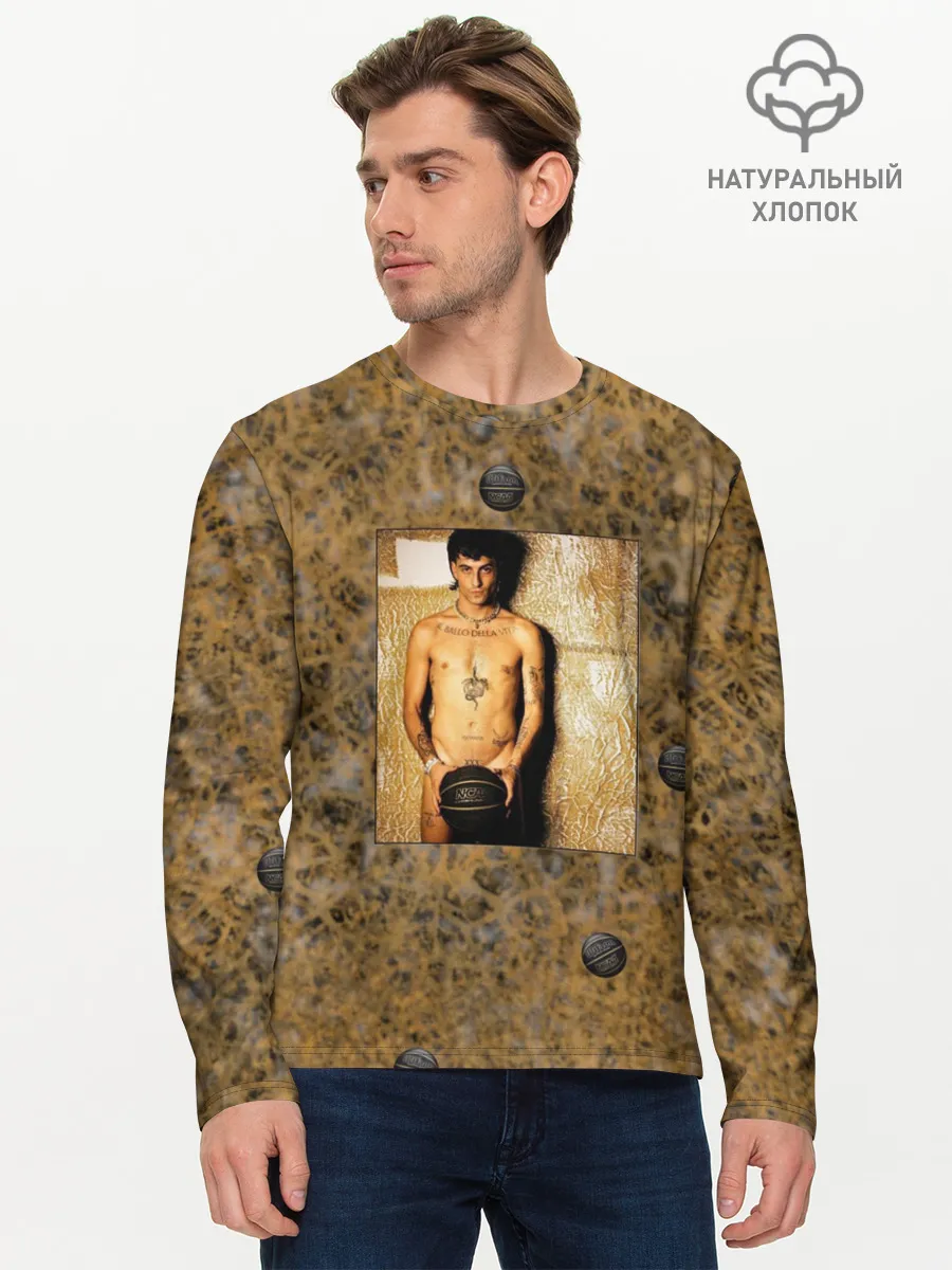 Мужской лонгслив базовый / Damiano David. Фотосессия с мячом