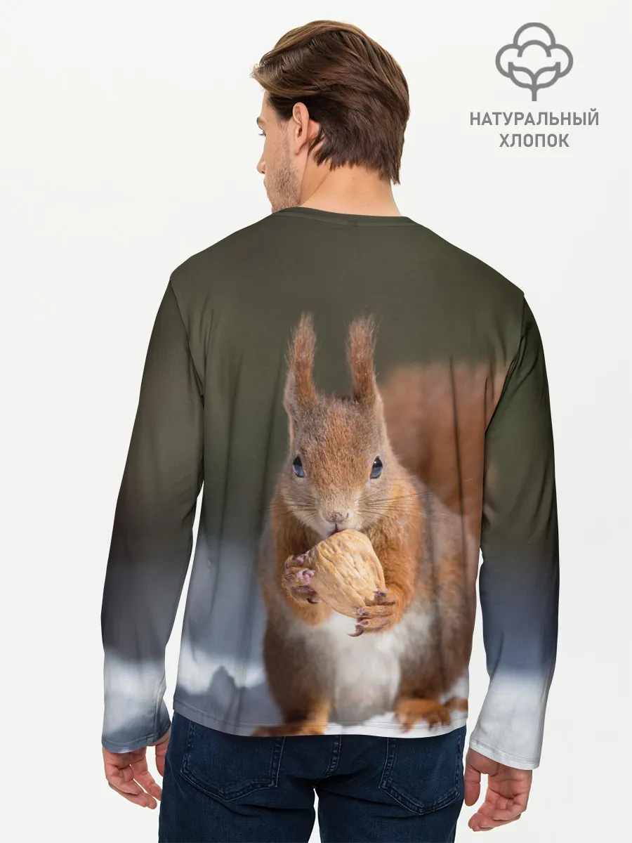 Мужской лонгслив базовый / белка с орехом на снегу