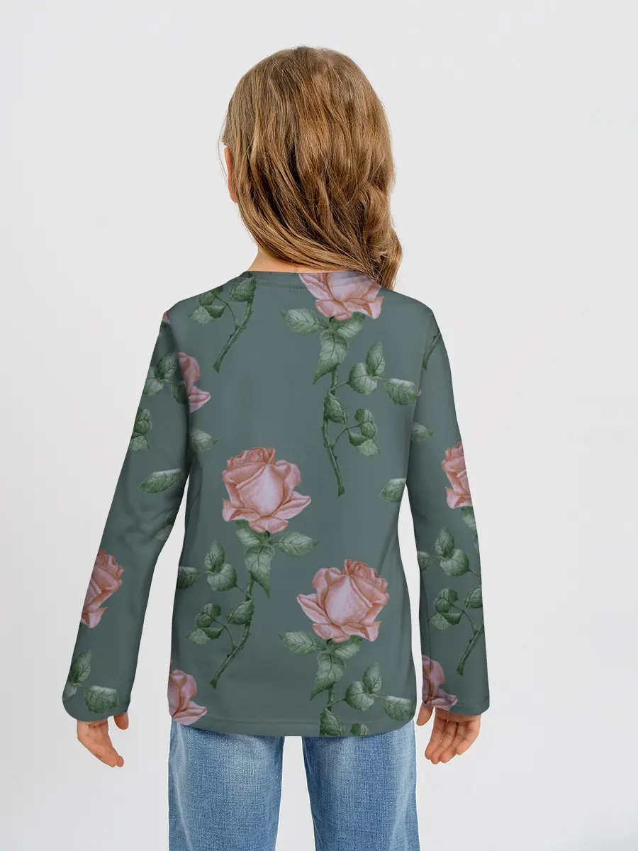 Детский лонгслив / Красные розы на зеленом фоне