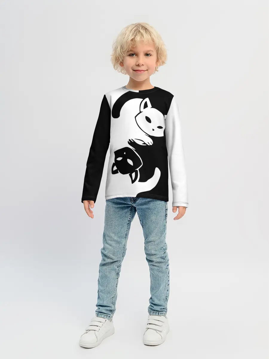 Детский лонгслив / Черный и белый кот кувыркаются.