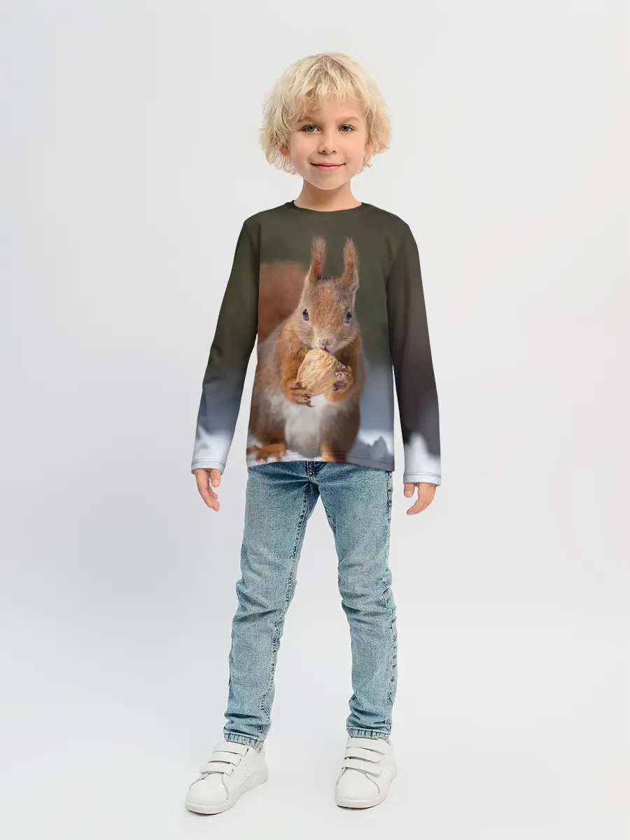 Детский лонгслив / белка с орехом на снегу