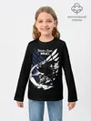 Детский лонгслив / Леви Акерман на фоне герба