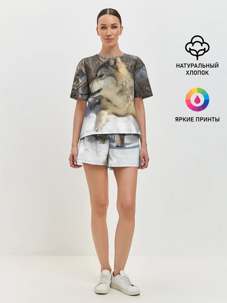 Женская пижама с шортами / Волк лежит на снегу
