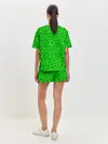 Женская пижама с шортами / Черепа на кислотно-зеленом фоне
