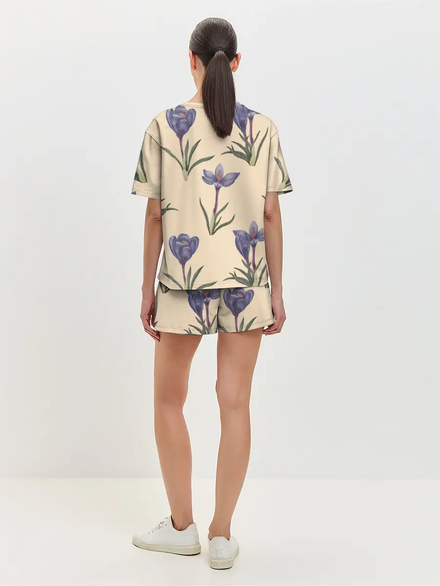 Женская пижама с шортами / Цветы шафрана на бежевом фоне