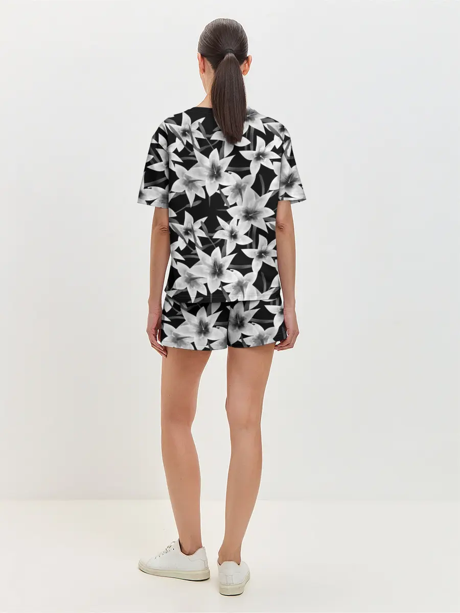 Женская пижама с шортами / Лилии черно-белые