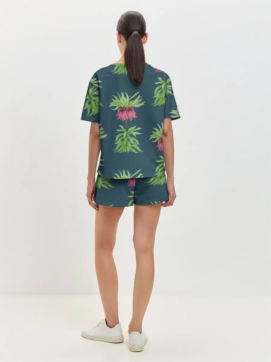 Женская пижама с шортами / Цветы рябчика на темном фоне