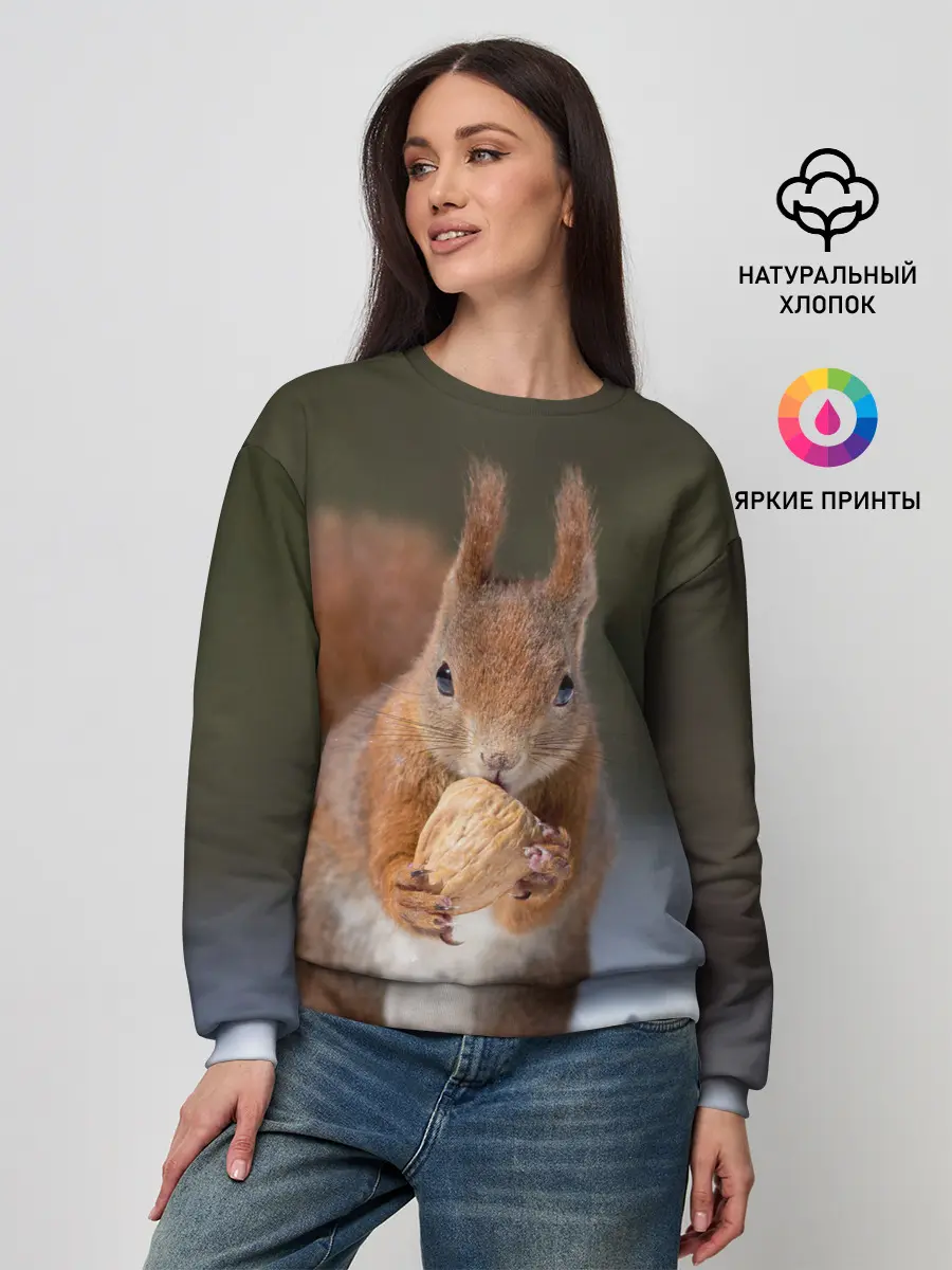 Женский свитшот / белка с орехом на снегу