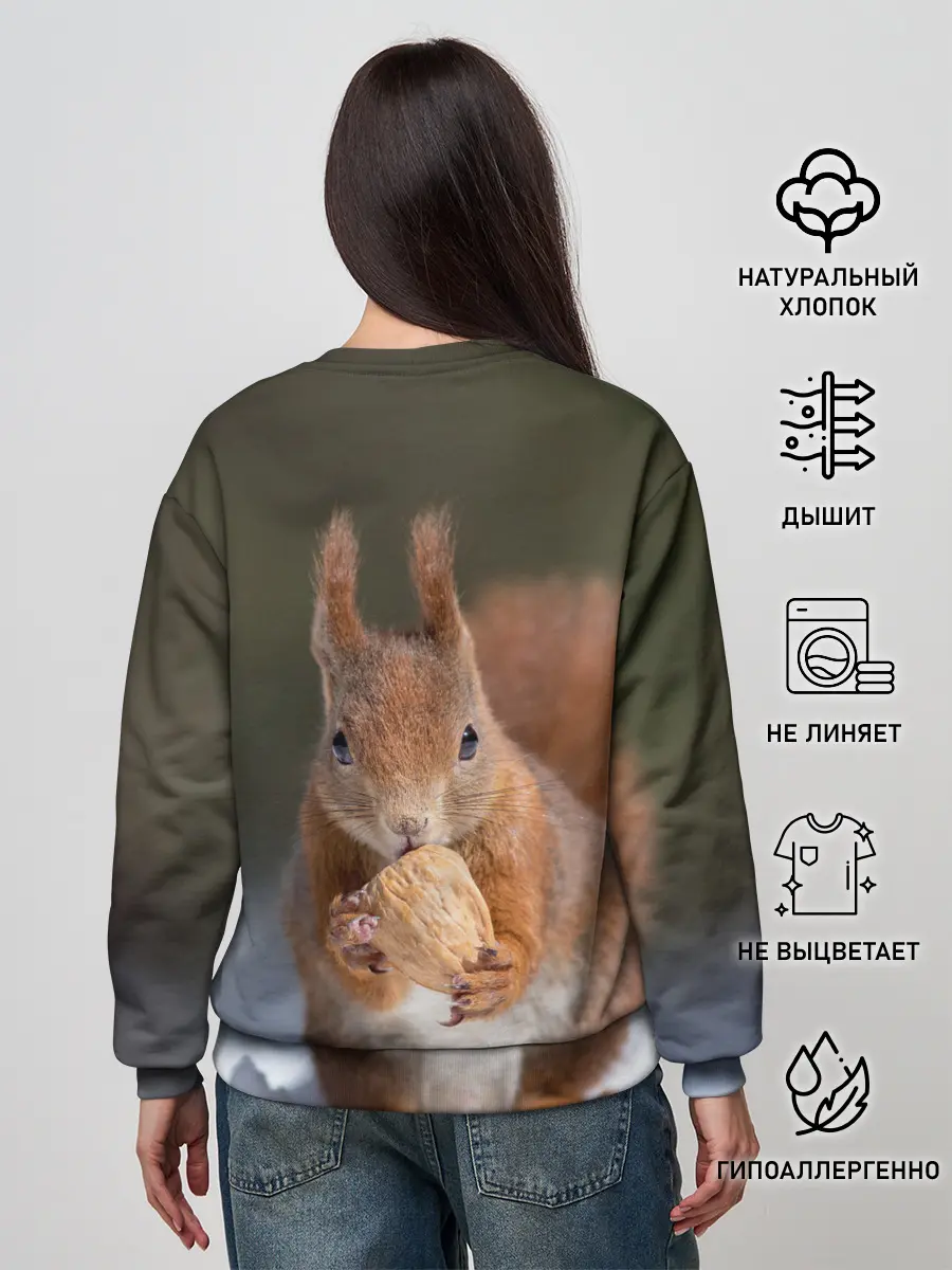 Женский свитшот / белка с орехом на снегу