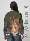 Женский свитшот / белка с орехом на снегу