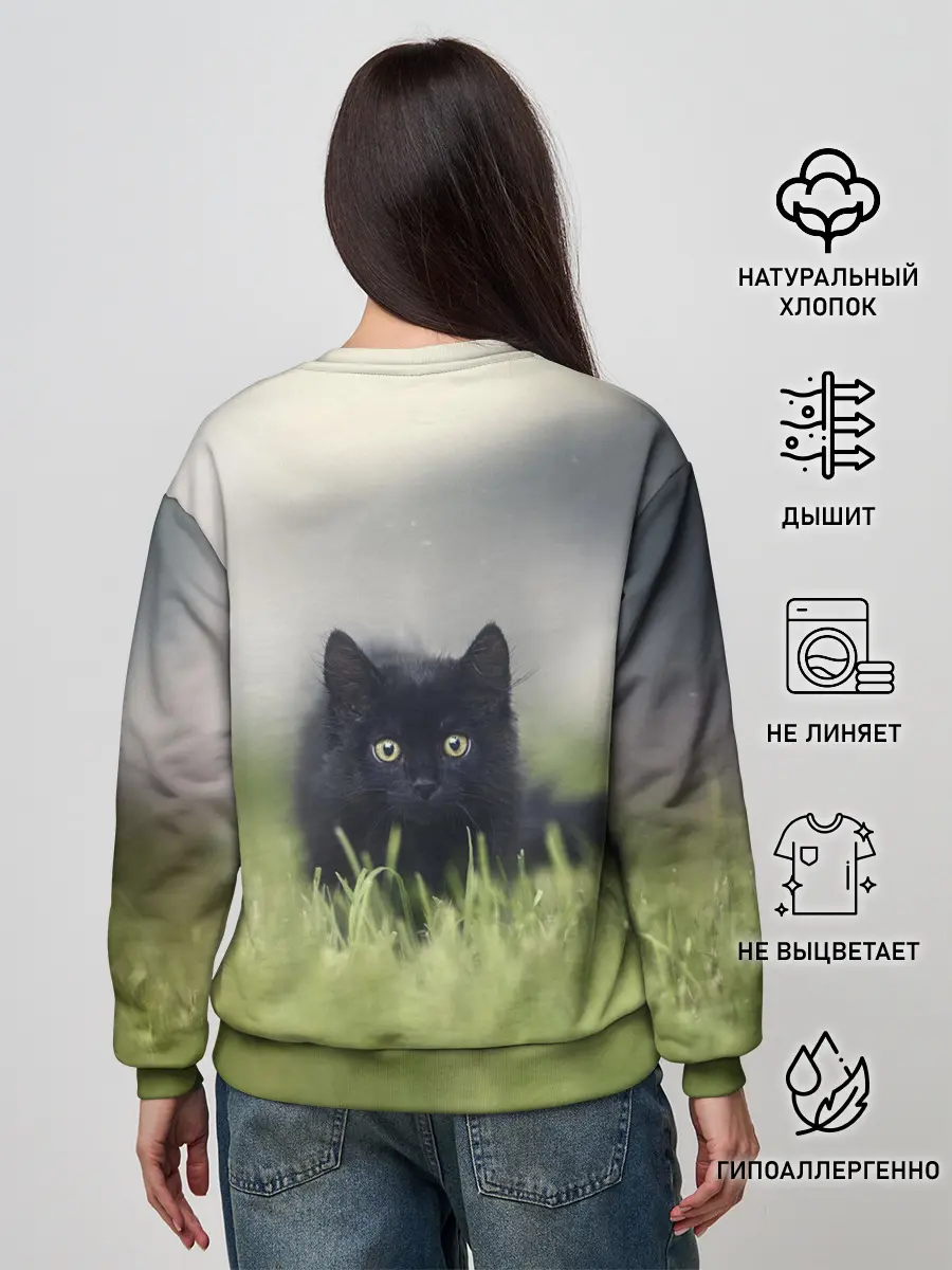 Женский свитшот / черный кот на лугу