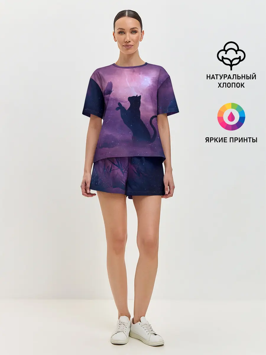 Женская пижама с шортами / Кошка играет с бабочкой