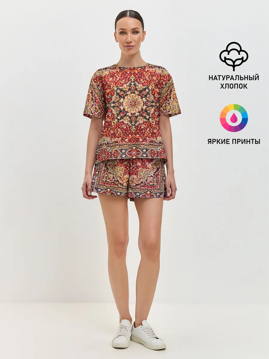 Женская пижама с шортами / Ковер на стене