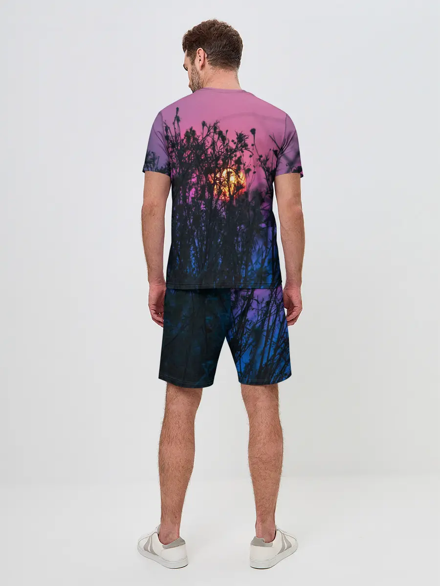 Мужской костюм с шортами / Трава растения закатный свет