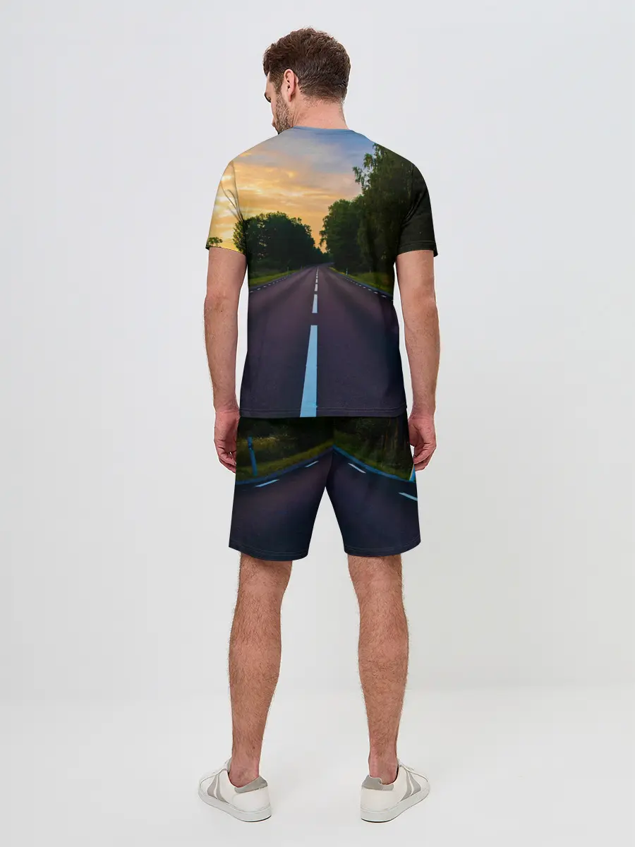 Мужской костюм с шортами / дорога