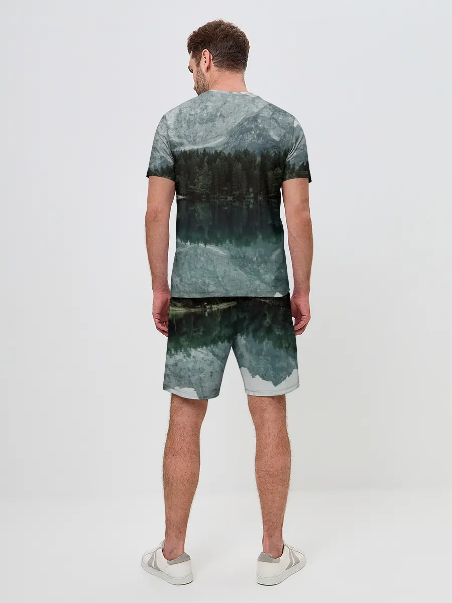 Мужской костюм с шортами / отражение горы в озере