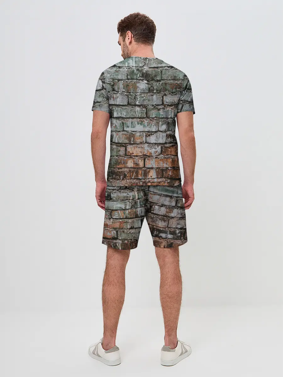 Мужской костюм с шортами / кирпичная стена потеки краска