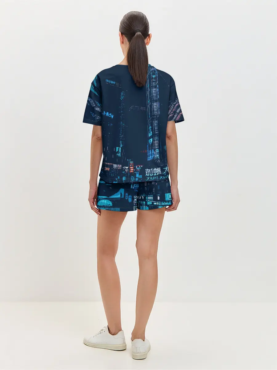 Женская пижама с шортами / Ято на фоне города