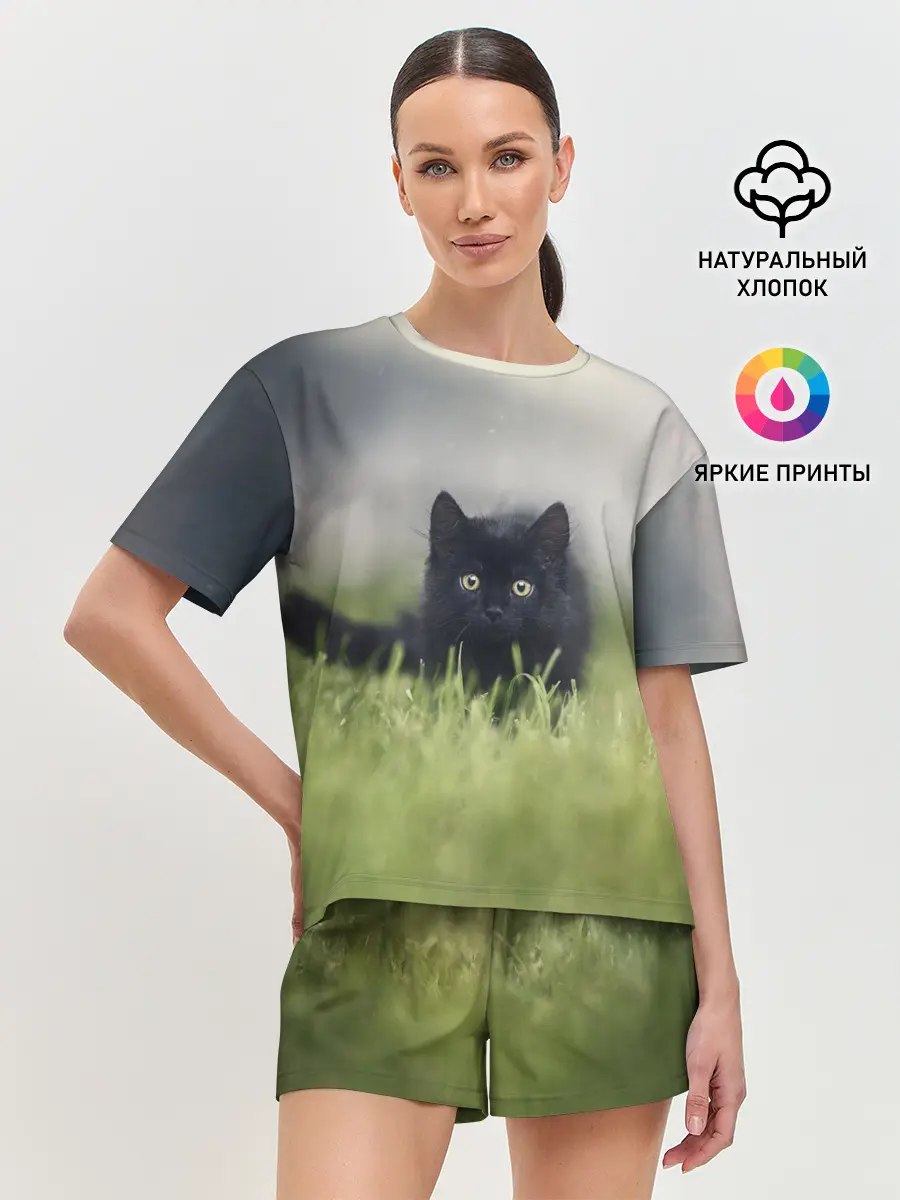 Женская пижама с шортами / черный кот на лугу