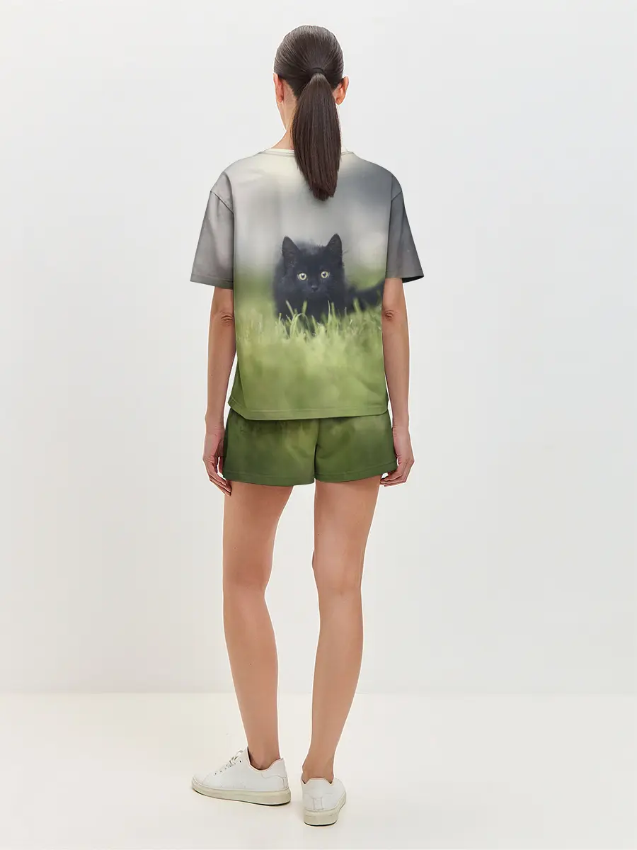 Женская пижама с шортами / черный кот на лугу