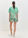 Женская пижама с шортами / узор из листиков