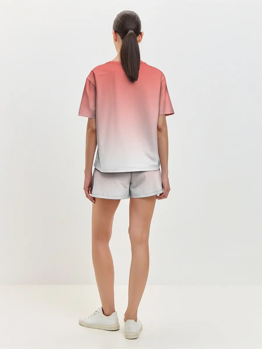 Женская пижама с шортами / девушка ищет кадр измеряет