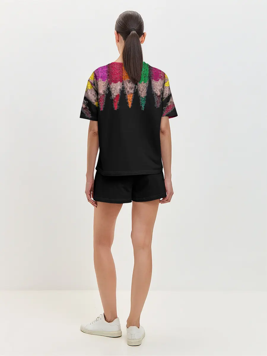 Женская пижама с шортами / карандаши на черном фоне