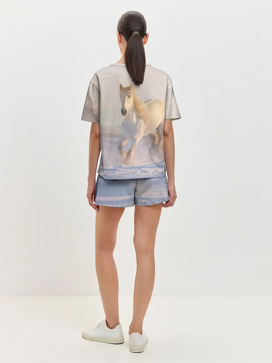 Женская пижама с шортами / Белая лошадь на снегу