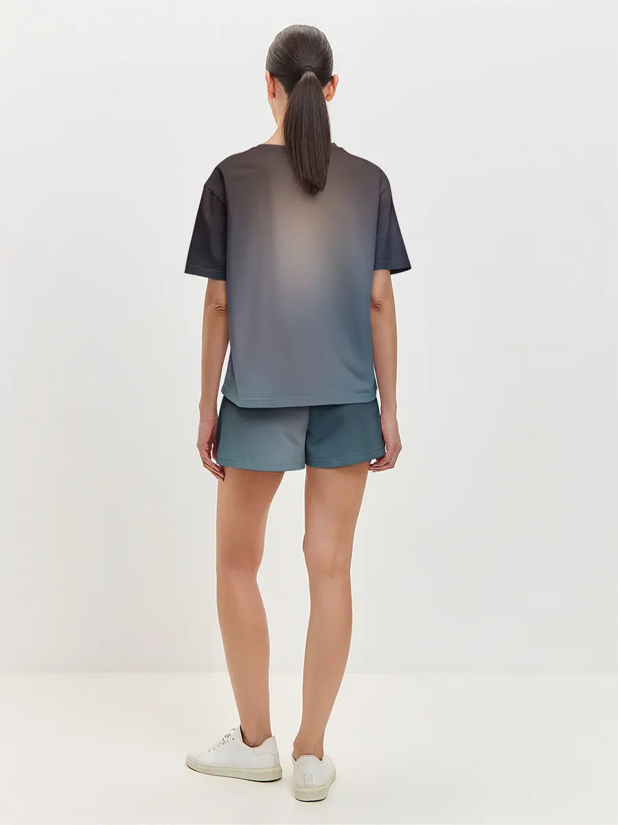 Женская пижама с шортами / Хатсуне сидит прикрыв глаза