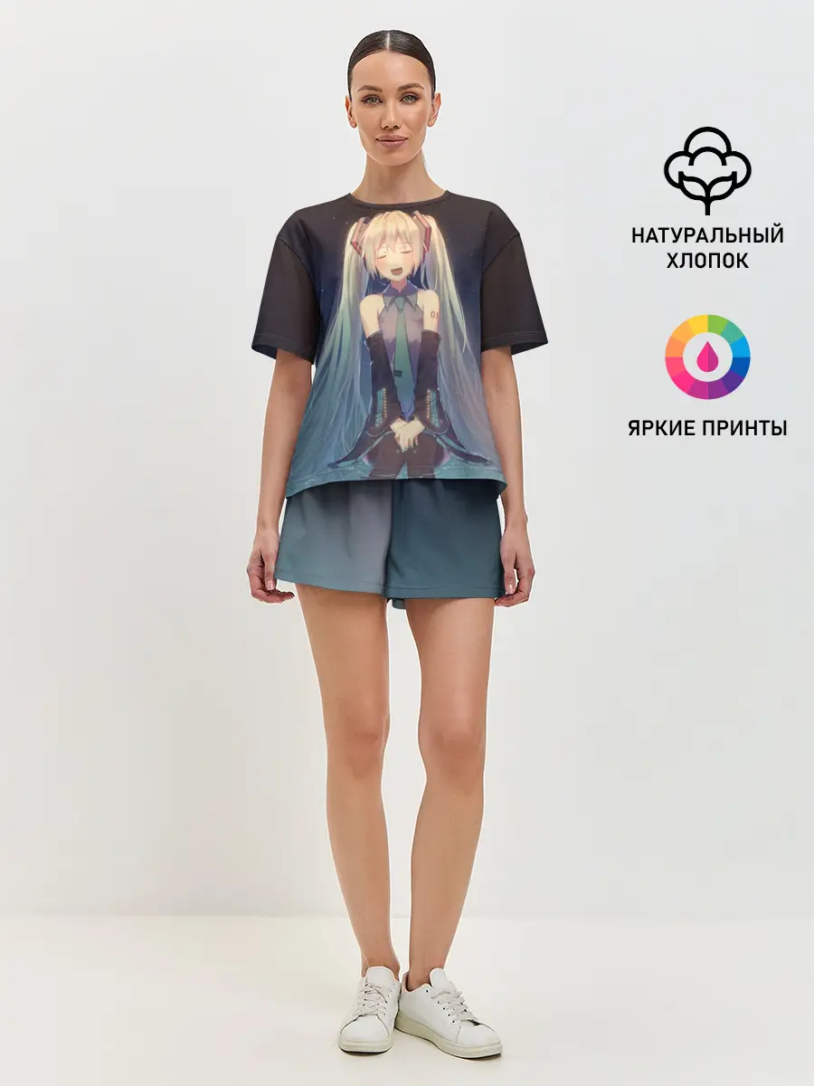 Женская пижама с шортами / Хатсуне сидит прикрыв глаза