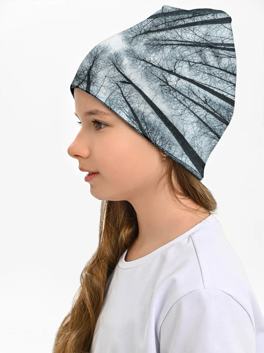 Детская шапка / Деревья вид снизу мрачный