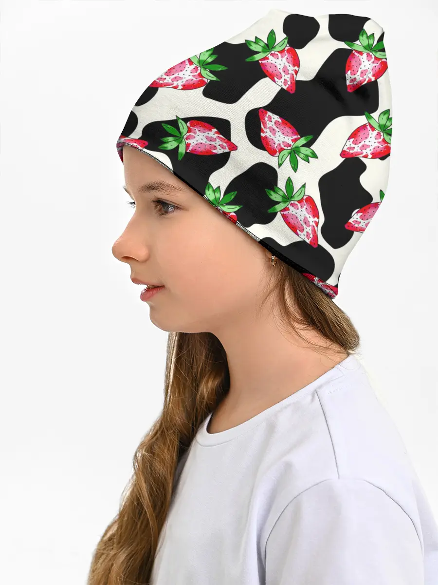 Детская шапка / Клубника на коровьей шкуре