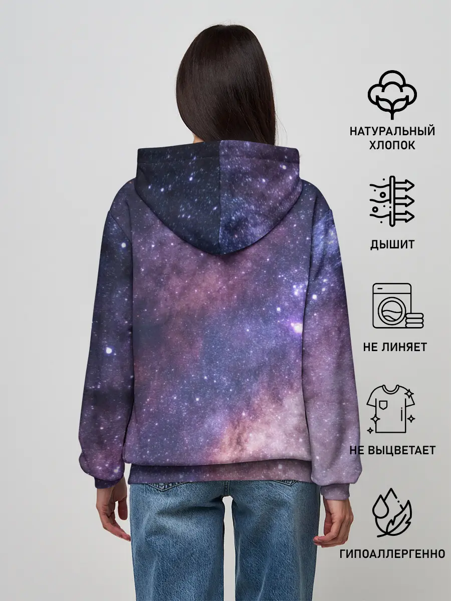 Женское худи / идущий к реке