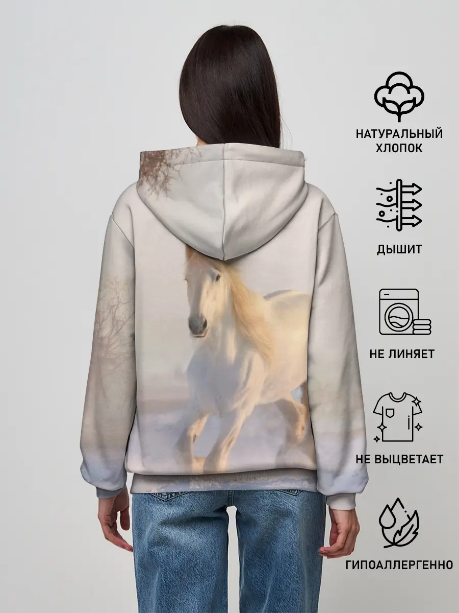 Женское худи / Белая лошадь на снегу