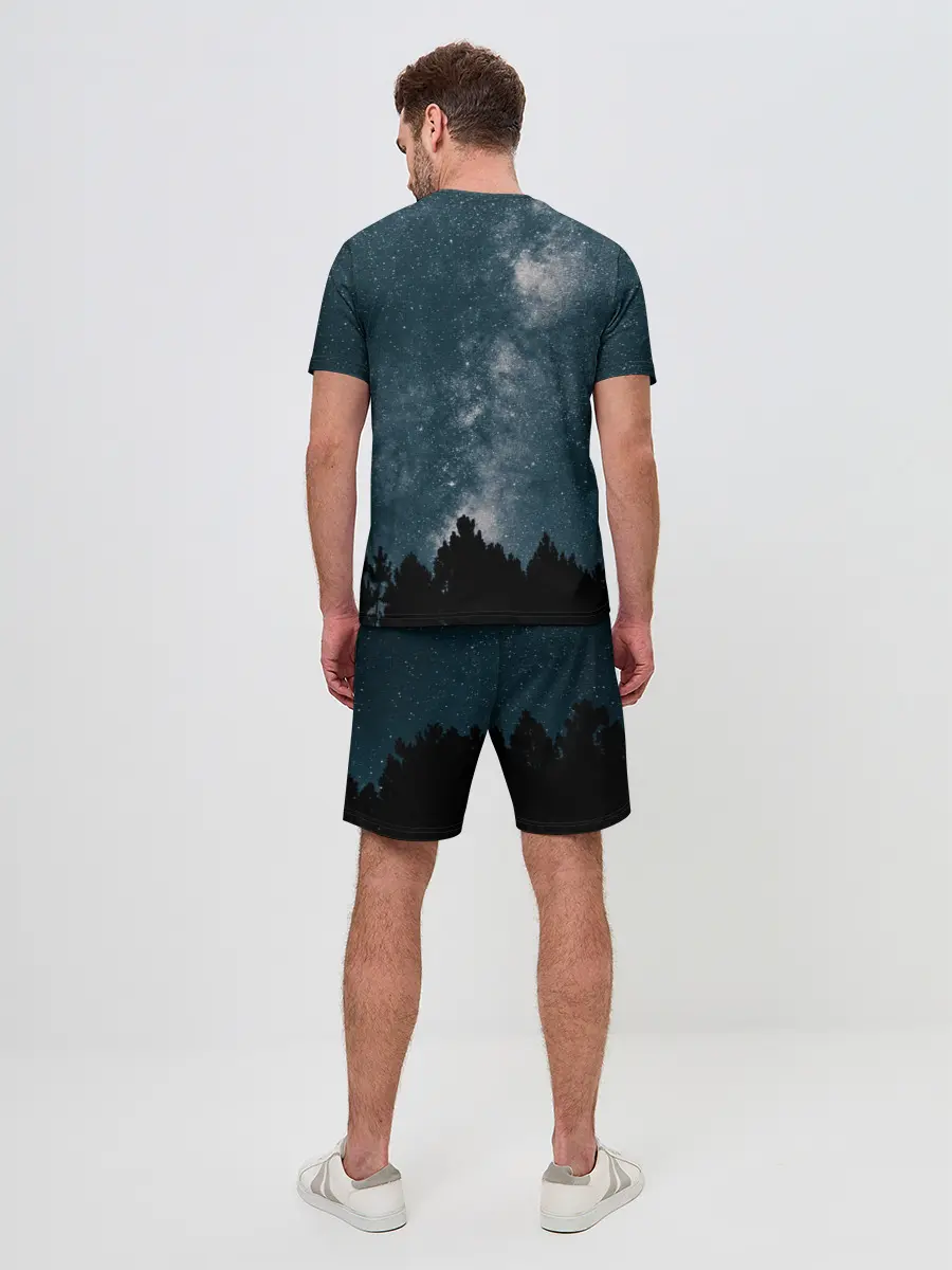 Мужской костюм с шортами / Идущий к реке