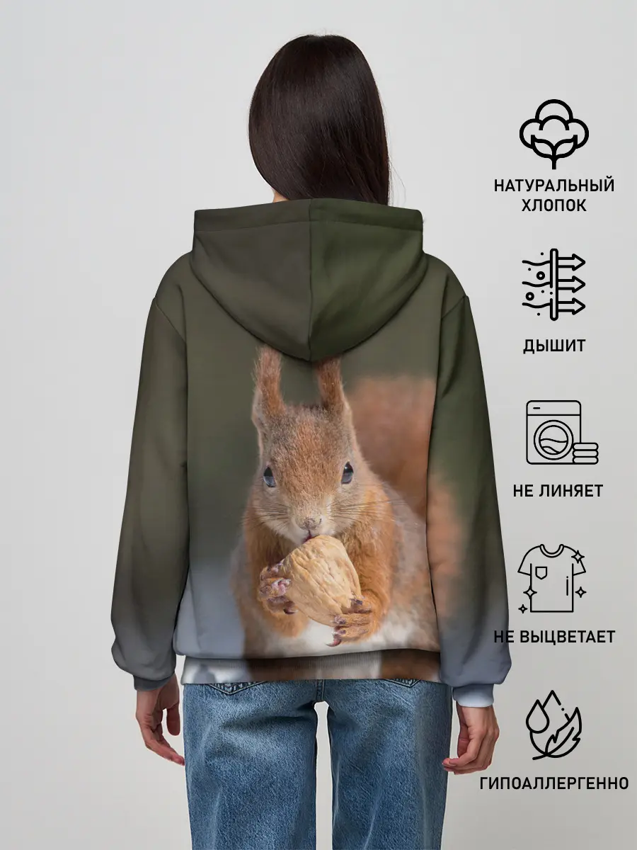 Женское худи / белка с орехом на снегу