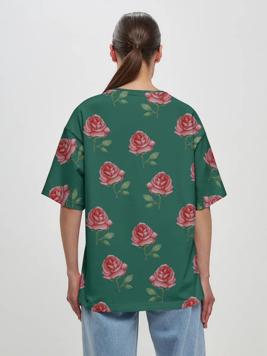 Женская футболка оверсайз / Розы на зеленом фоне