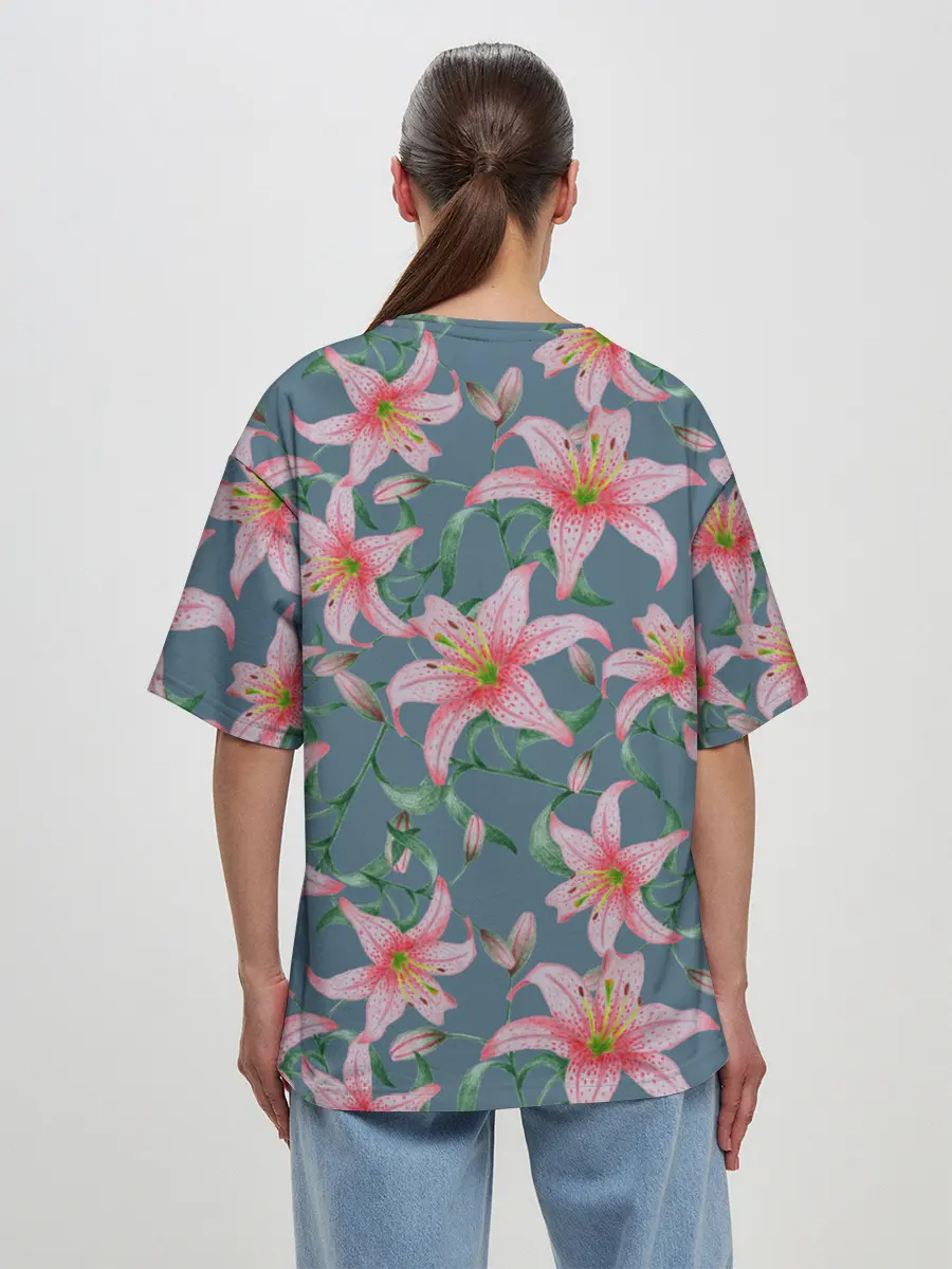 Женская футболка оверсайз / Лилии на сером фоне