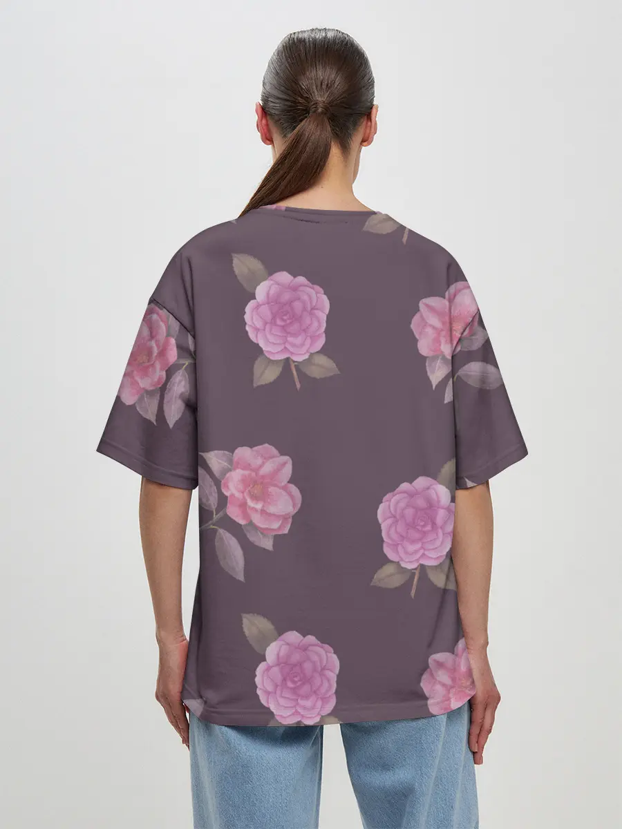 Женская футболка оверсайз / Камелии на вишневом фоне