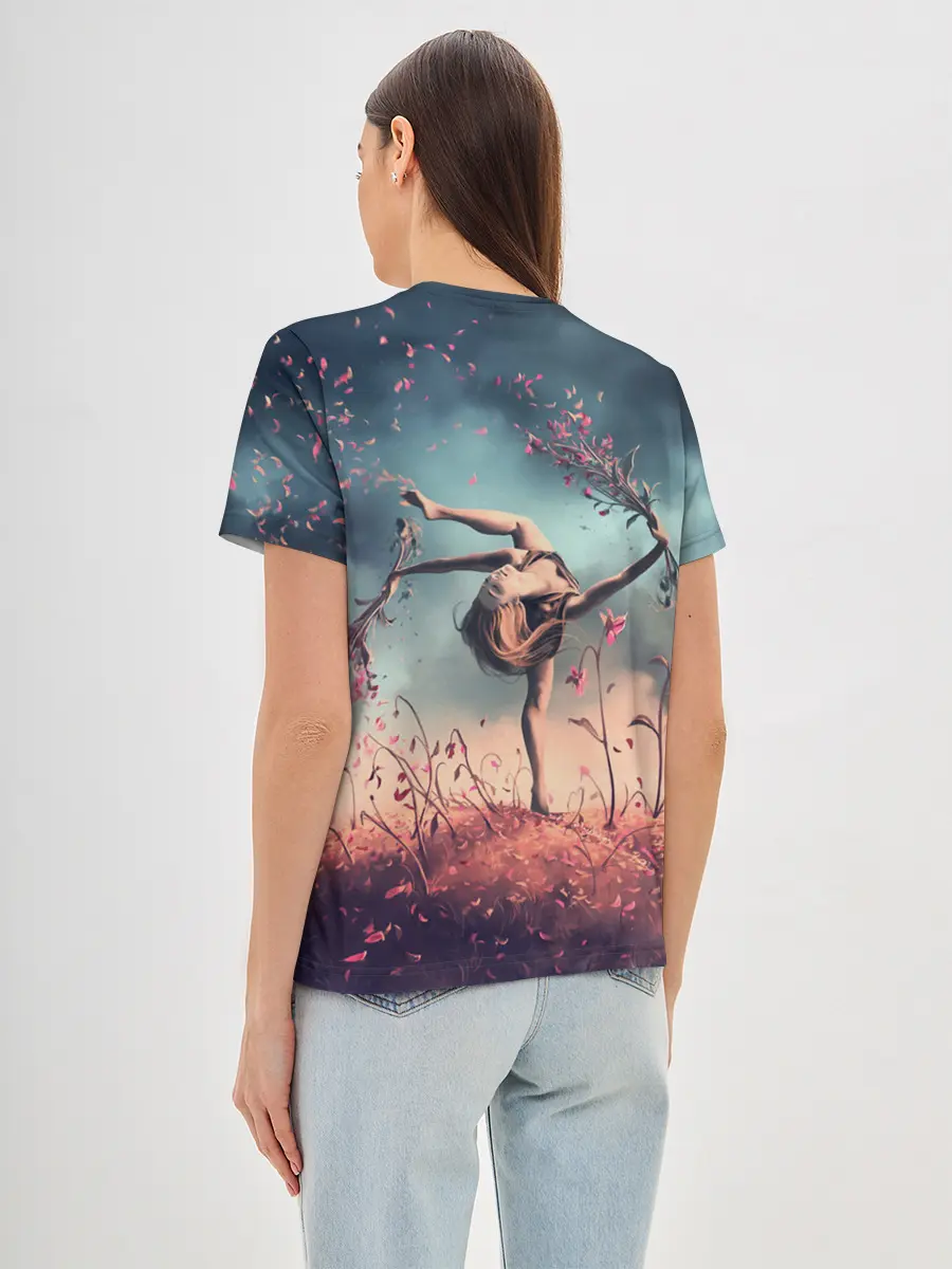 Женская базовая футболка / Танцующая с цветами ведьма