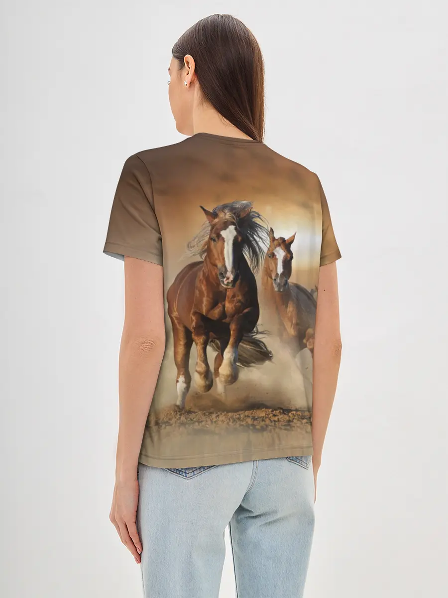 Женская базовая футболка / Бегущие лошади