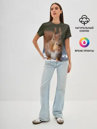 Женская базовая футболка / белка с орехом на снегу