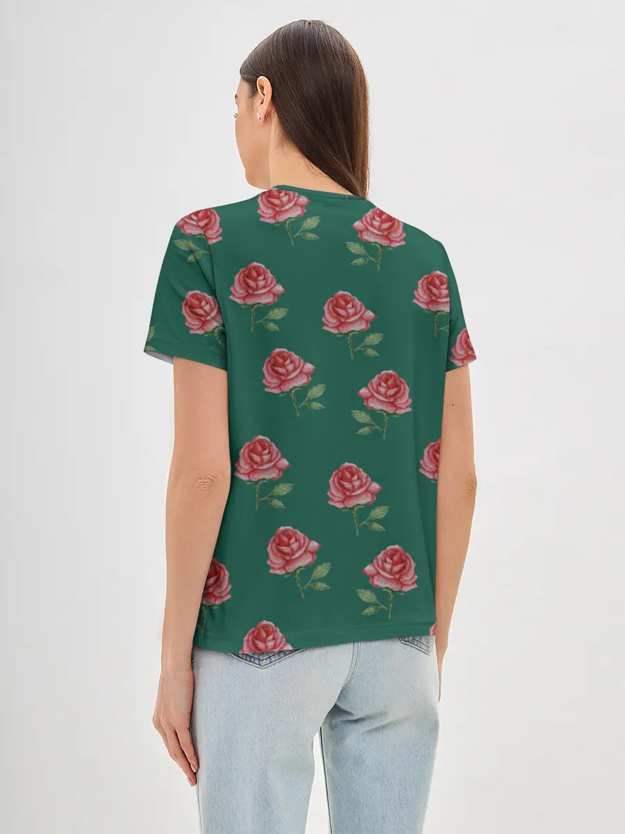 Женская базовая футболка / Розы на зеленом фоне