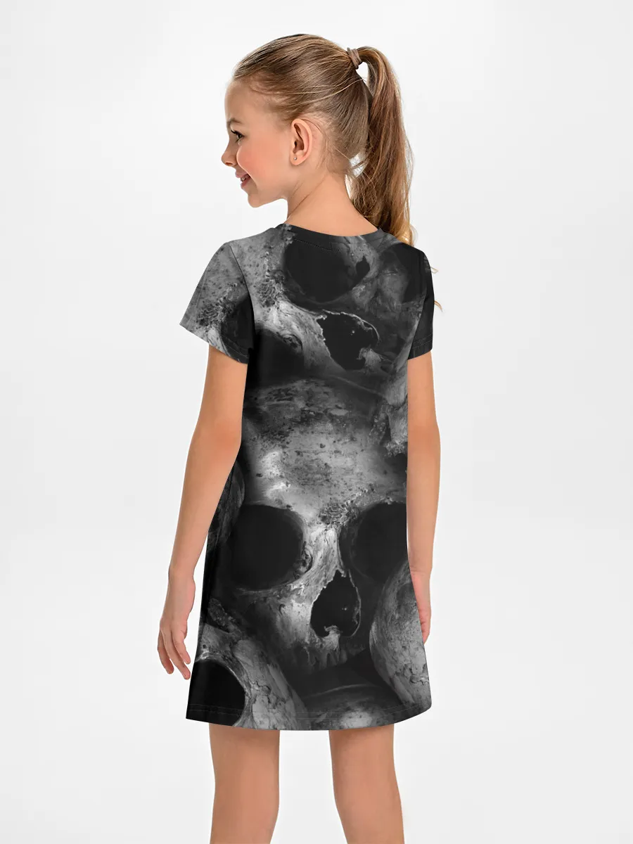 Детское платье / Груда черепов