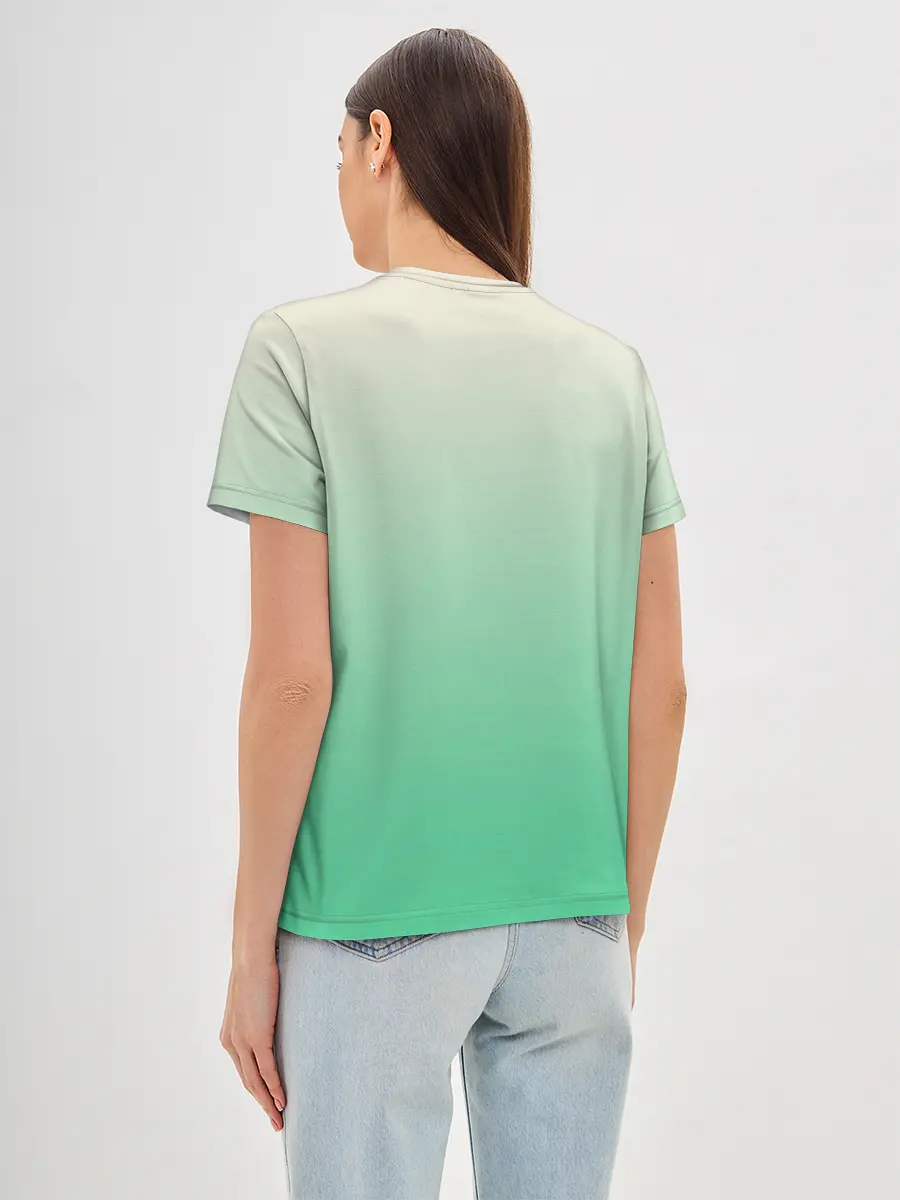 Женская базовая футболка / две овечки пасутся на лугу